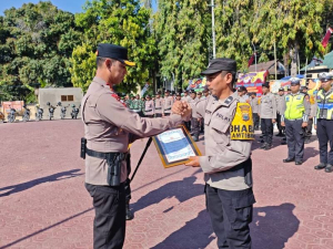 Kapolres Enrekang Berikan Penghargaan kepada Bhabinkamtibmas yang Aktif Tangani Karhutla