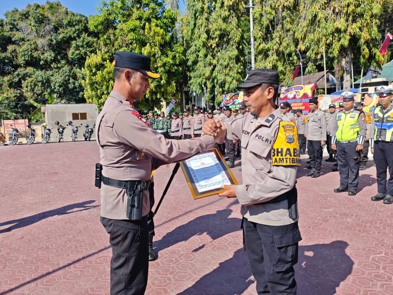 Kapolres Enrekang Berikan Penghargaan kepada Bhabinkamtibmas yang Aktif Tangani Karhutla