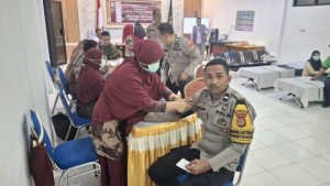 Personel Polres Enrekang Ikuti Donor Darah dalam Rangka HUT RI ke-81 dan HUT Mahkamah Agung RI ke-81