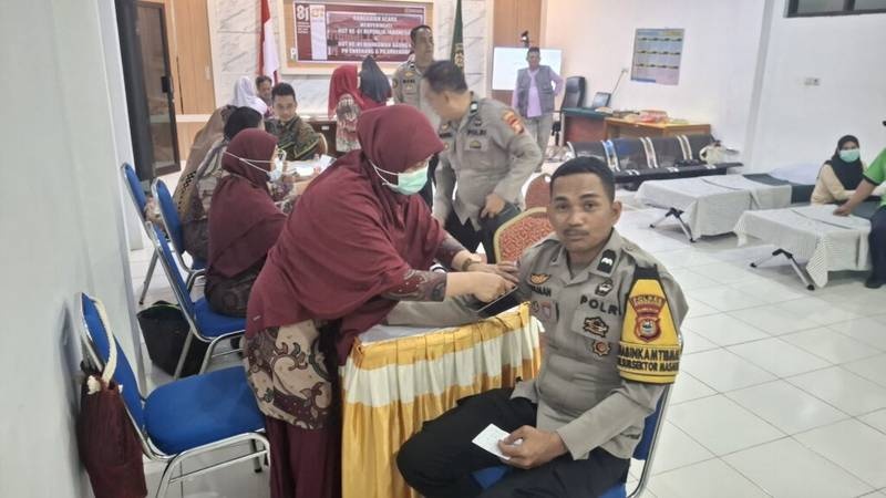 Personel Polres Enrekang Ikuti Donor Darah dalam Rangka HUT RI ke-81 dan HUT Mahkamah Agung RI ke-81