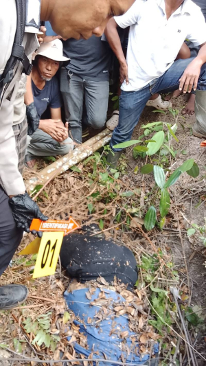 Bhabinkamtibmas Bungin Bersama Unit Identifikasi dan Reskrim Polres Enrekang Mendatangi TKP Penemuan Mayat.