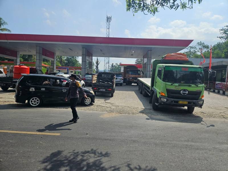 Personil Polsek Enrekang melaksanakan Pengaturan Arus Lalulintas Akibat Antrian BBM di SPBU Enrekang.
