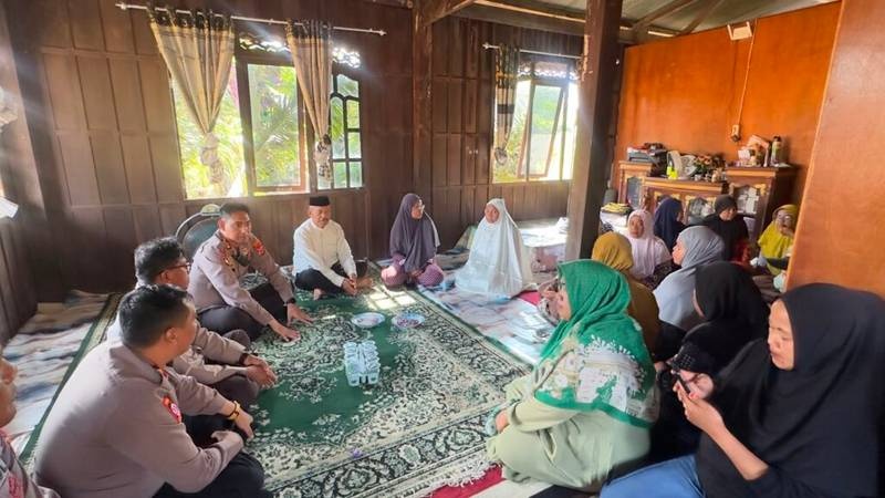 Kapolres Enrekang Kunjungi Rumah Duka, Berikan Dukungan Moril Kepada Keluarga Korban Pascakasus Pembunuhan