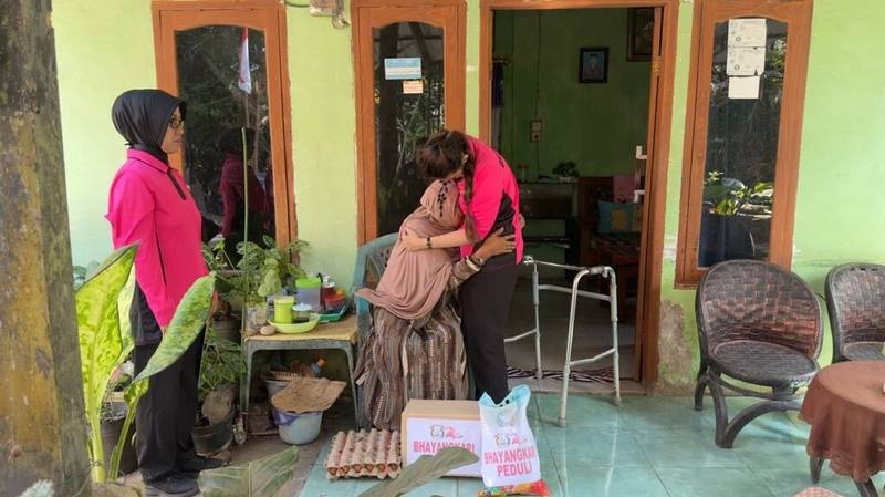 Bhayangkari Peduli, Ketua Bhayangkari Cabang Enrekang Anjangsana ke Warakawuri dalam Rangka HKGB ke-74