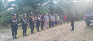 Personel Sat Samapta Polres Enrekang dan Sat Brimobda Parepare Gelar Patroli Bersama di Wilayah PTPN XIV Maroangin