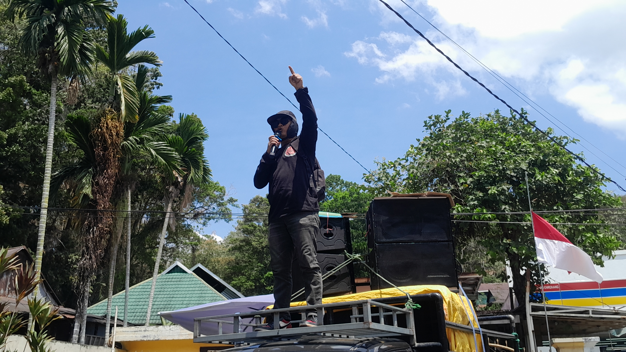Ratusan Masyarakat Lingkar Tambang Geruduk Polres Enrekang Menuntut Laporannya Cepat Terproses.