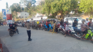 Pelayanan Prima! Satlantas Polres Enrekang Hadir Atur Antrean BBM di SPBU