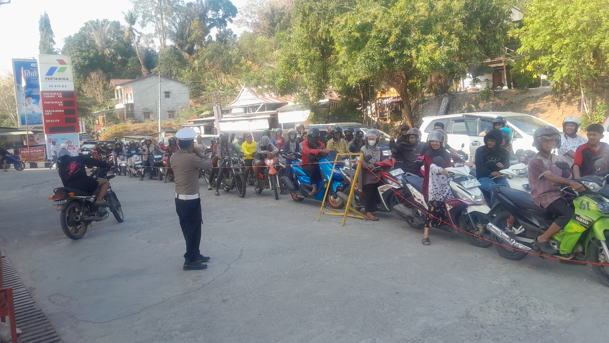 Pelayanan Prima! Satlantas Polres Enrekang Hadir Atur Antrean BBM di SPBU