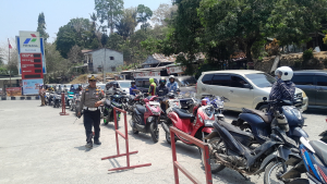 Hindari Kemacetan Antrean BBM, Sat Lantas Polres Enrekang  Lakukan Pengaturan Arus Lalu Lintas di Depan SPBU Massemba.