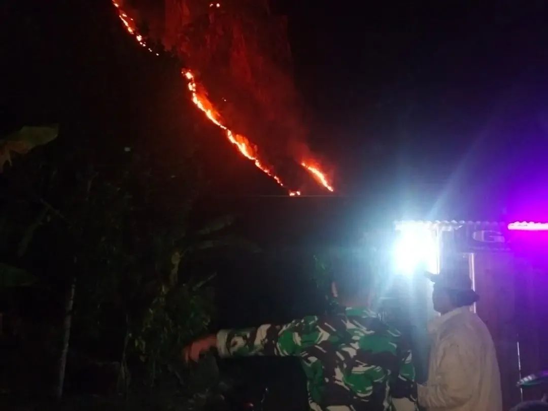 Koramil 1419-04/Alla Bersama Polsek Anggeraja Pantau Kebakaran Hutan di Gunung Penanian dan Kaki Gunung Lakawan