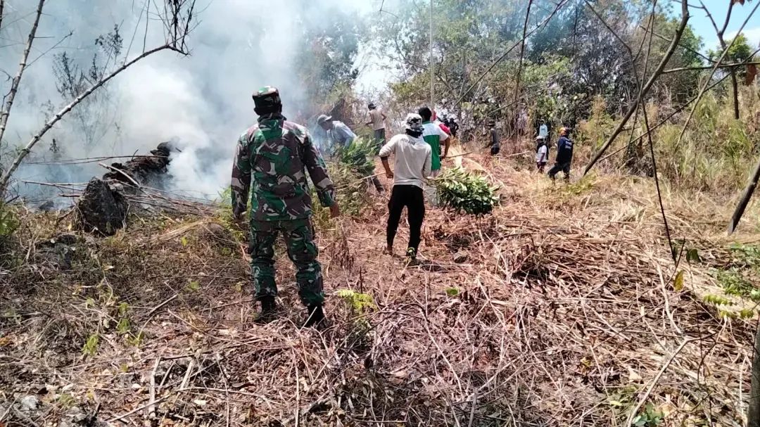 Karhutla Lereng Gunung Lakawan Berlangsung 3 Hari, Tim Gabungan Cegah Api Meluas ke Permukiman