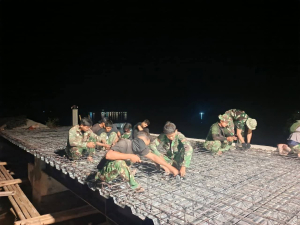 Kejar Target Pembangunan, Pengelasan Rangka Besi Jembatan Beton di Suppa Dikebut hingga Malam Hari