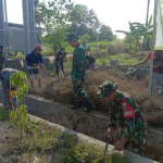 Cegah Banjir, Babinsa dan Warga Padakkalawa Kompak Bersihkan Saluran Drainase 200 Meter