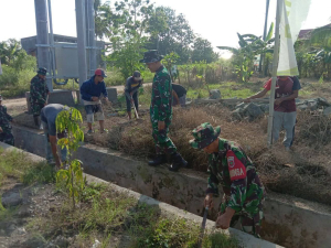 Cegah Banjir, Babinsa dan Warga Padakkalawa Kompak Bersihkan Saluran Drainase 200 Meter