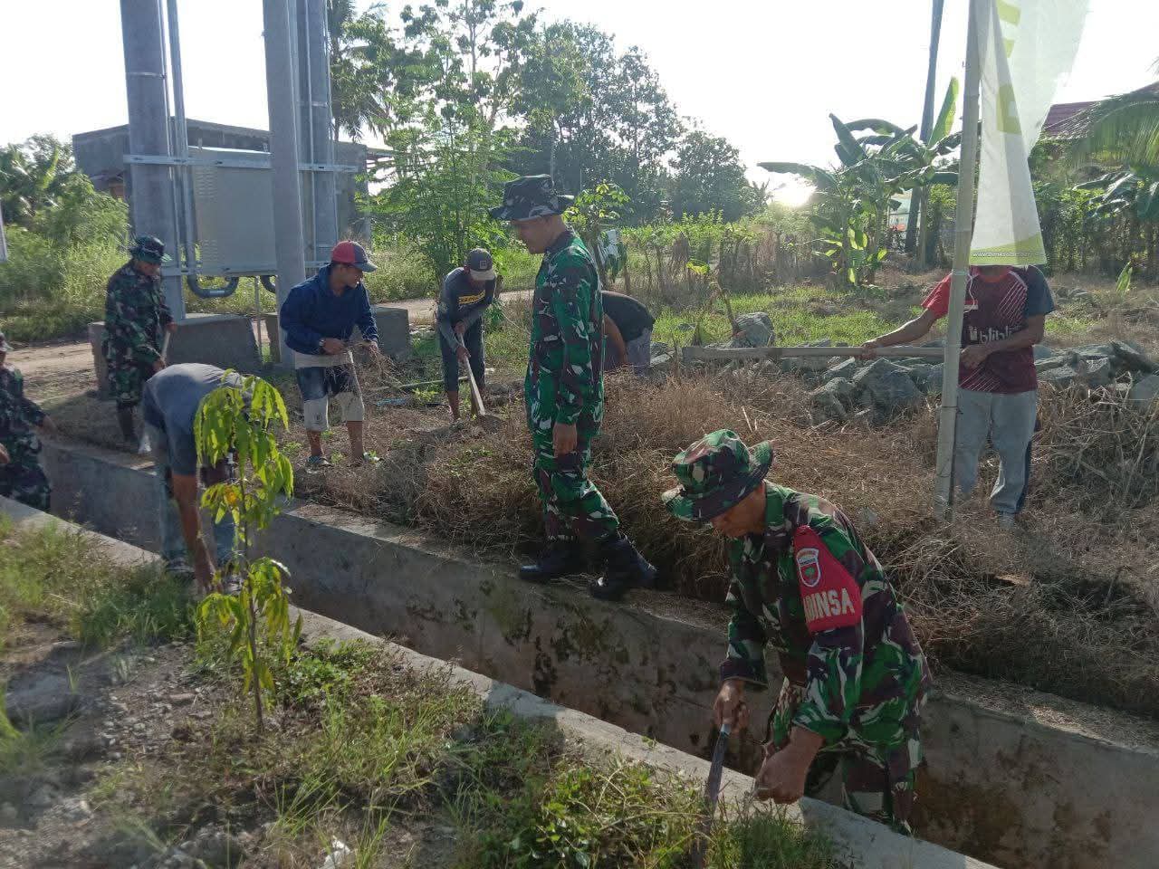 Cegah Banjir, Babinsa dan Warga Padakkalawa Kompak Bersihkan Saluran Drainase 200 Meter