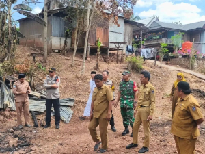 Danramil 1419-04/Alla Bersama Forkopimca Berikan Santunan kepada Korban Kebakaran