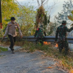 Buttu Passe Kembali Terbakar, Babinsa Bersama Bhabinkamtibmas dan Warga Berjibaku Padamkan Api