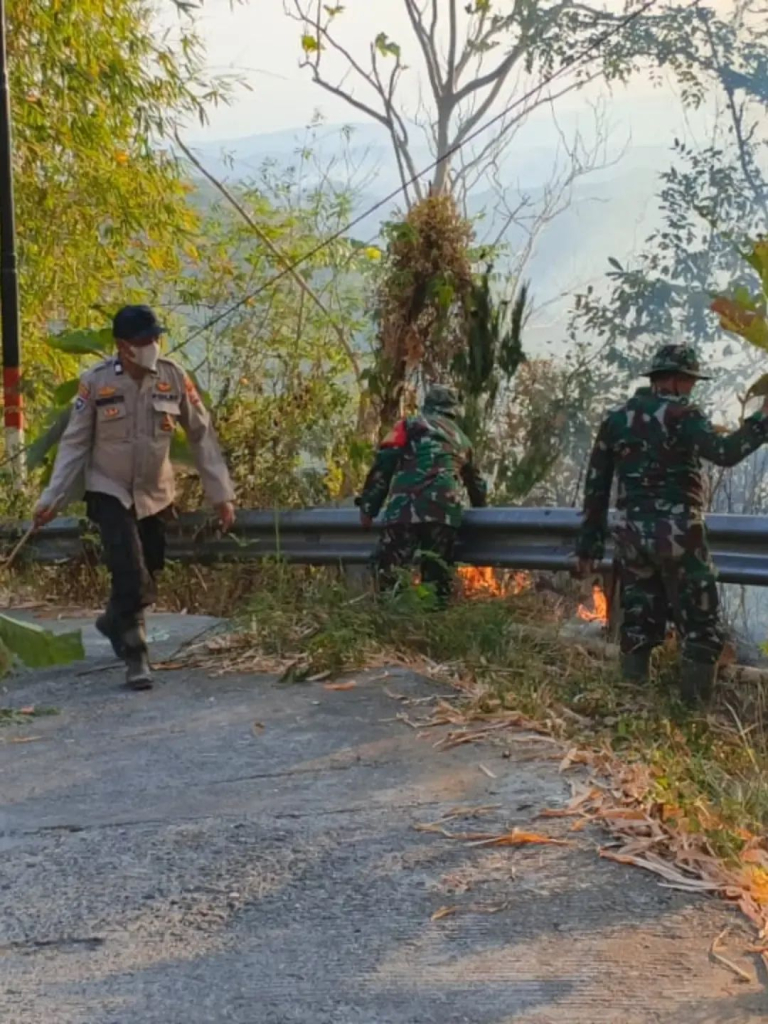 Buttu Passe Kembali Terbakar, Babinsa Bersama Bhabinkamtibmas dan Warga Berjibaku Padamkan Api