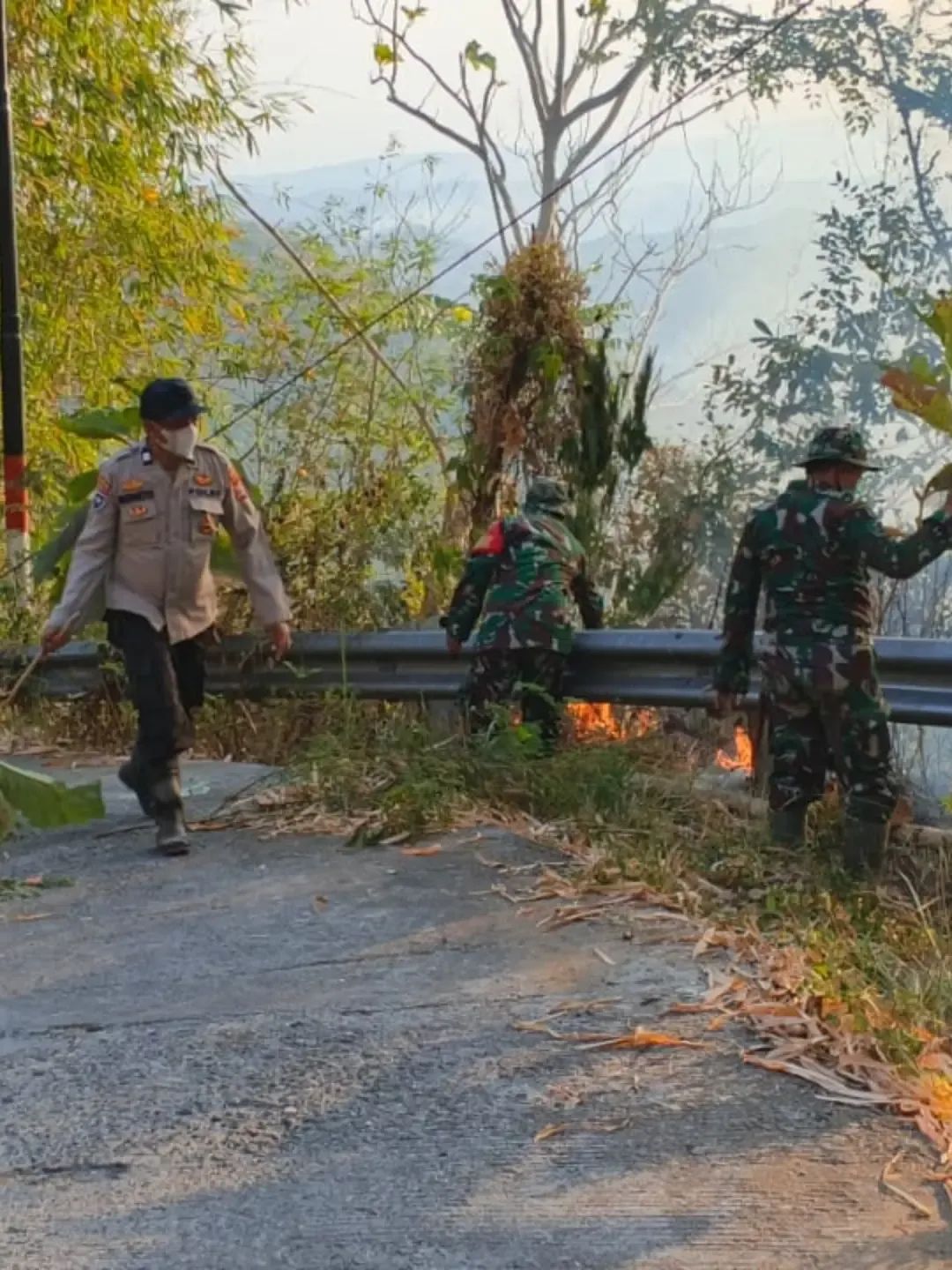 Buttu Passe Kembali Terbakar, Babinsa Bersama Bhabinkamtibmas dan Warga Berjibaku Padamkan Api