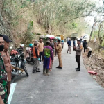 Babinsa dan Bhabinkamtibmas Bersama Pemerintah Serta Masyarakat Gelar Gotong Royong Bersihkan Sampah dan Pasang Baleho Larangan di Enrekang