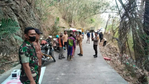 Babinsa dan Bhabinkamtibmas Bersama Pemerintah Serta Masyarakat Gelar Gotong Royong Bersihkan Sampah dan Pasang Baleho Larangan di Enrekang