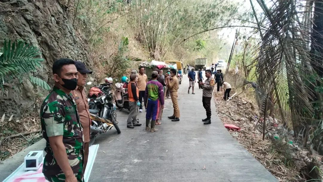Babinsa dan Bhabinkamtibmas Bersama Pemerintah Serta Masyarakat Gelar Gotong Royong Bersihkan Sampah dan Pasang Baleho Larangan di Enrekang