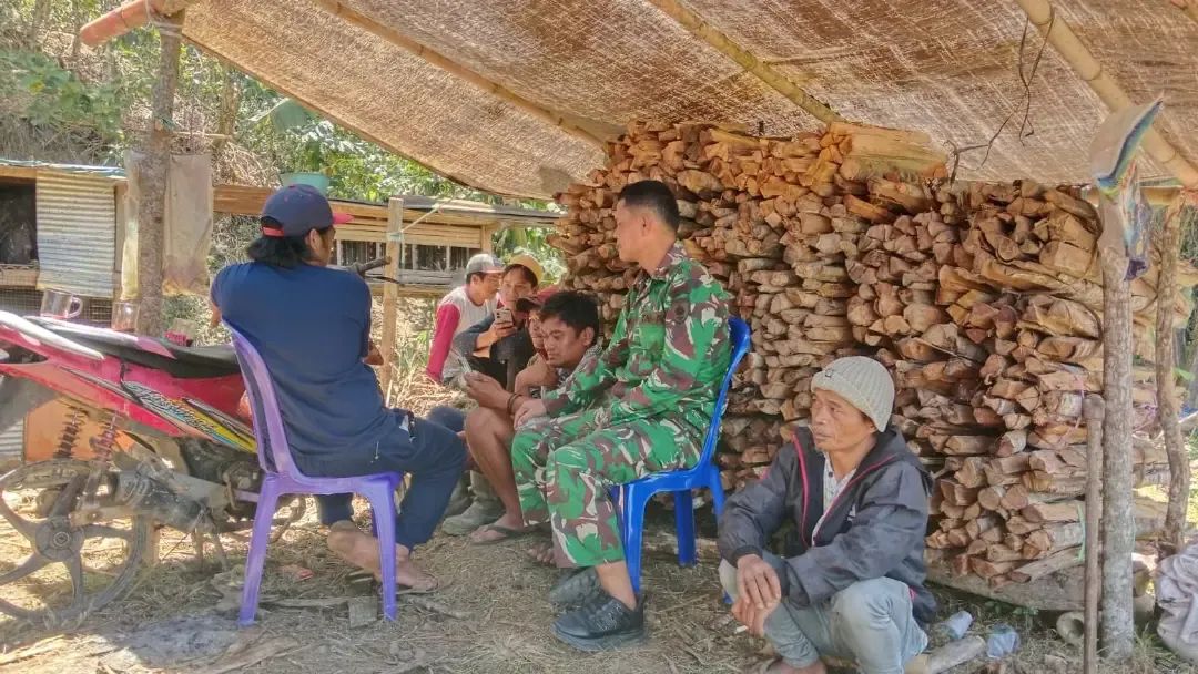 BABINSA KORAMIL 1419-03/BARAKA LAKSANAKAN PEMANTAUAN WILAYAH DAN KOMSOS BERSAMA WARGA