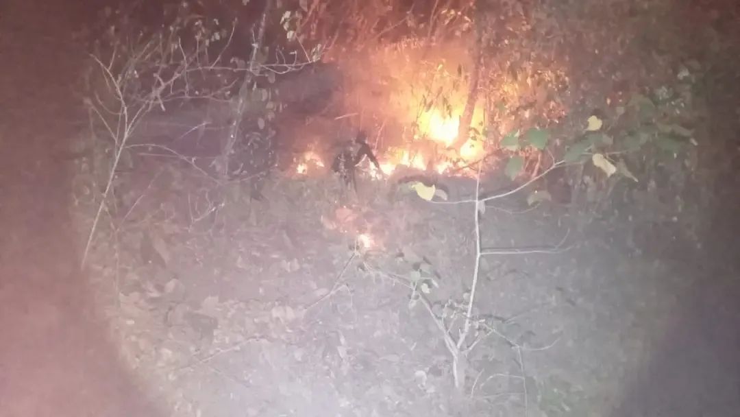 BABINSA GERAK CEPAT PADAMKAN KARHUTLA DI BUTTU BOLUDADA ENREKANG