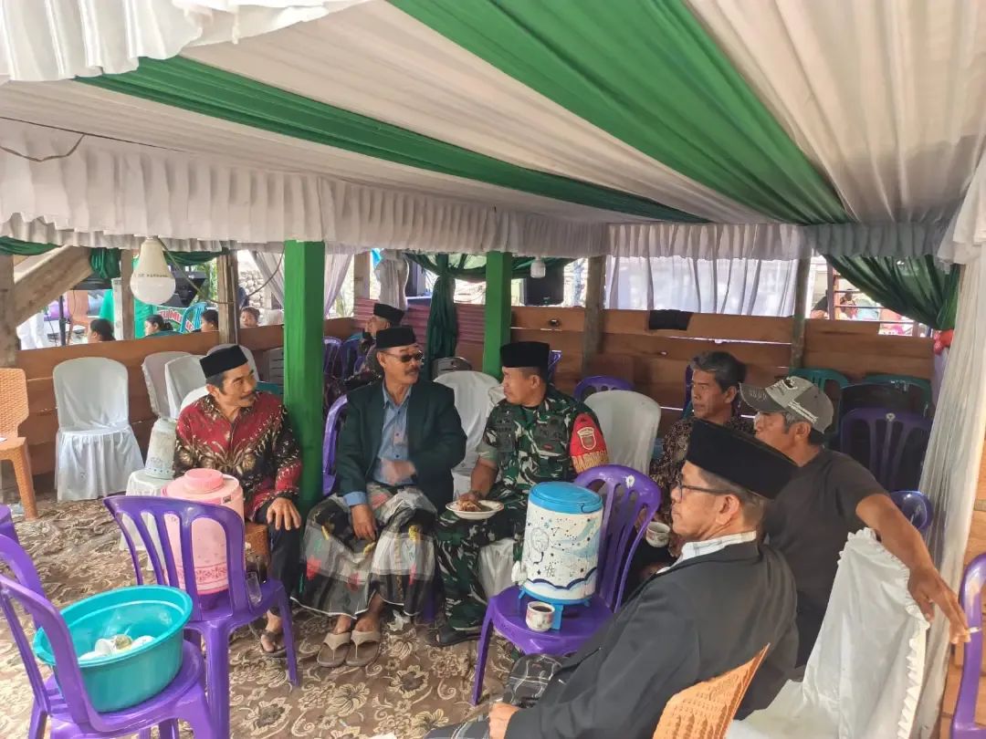 BABINSA KARUENG IMBAU WARGA CEGAH KARHUTLA SAAT KOMSOS DI ACARA PERNIKAHAN