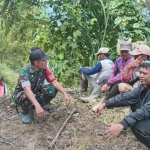 MANFAATKAN WAKTU ISTIRAHAT, BABINSA KORAMIL 1419-03/BARAKA KOMSOS DENGAN WARGA
