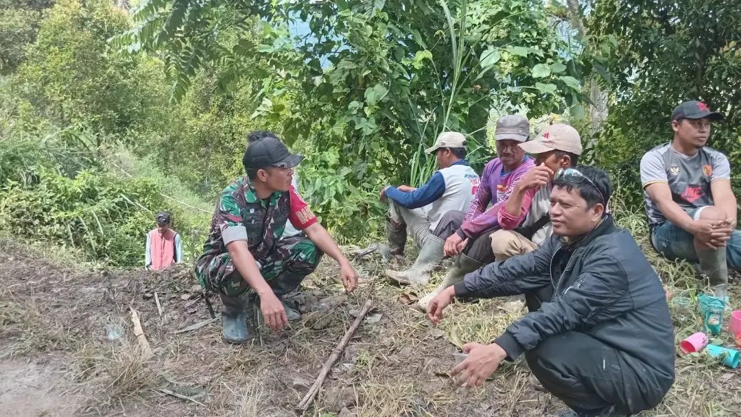 MANFAATKAN WAKTU ISTIRAHAT, BABINSA KORAMIL 1419-03/BARAKA KOMSOS DENGAN WARGA