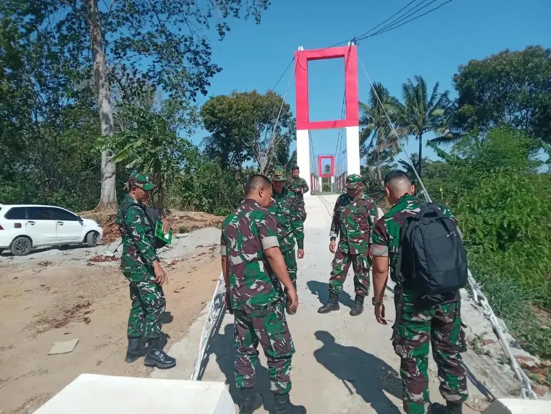 CAPAI 100 PERSEN, TIM IRDAM KODAM XIV/HASANUDDIN TINJAU PENGERJAAN JEMBATAN DI ENREKANG