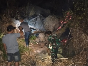 BABINSA BERSAMA WARGA BERJIBAKU PADAMKAN KARHUTLA DI KAWASAN HUTAN LINDUNG LEWAJA