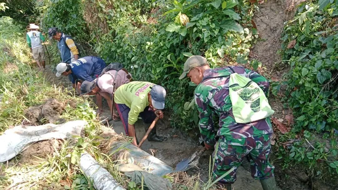 Babinsa Dan Masyarakat Gotong Royong Perbaiki Irigasi Di Desa Langda