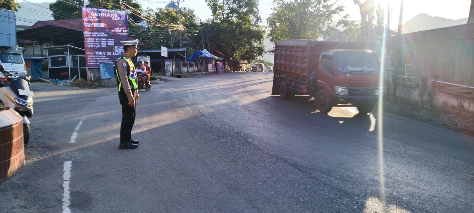 Pengaturan Dan Patroli Rutin Sore Hari: Personil Satlantas Polres Enrekang  Tingkatkan Keamanan Wilayah Hukum.