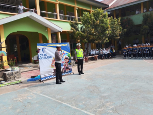 Kasatlantas Polres Enrekang Berikan Sosialisasi Tertib Berlalu lintas Pelajar SMPN 1 Enrekang.