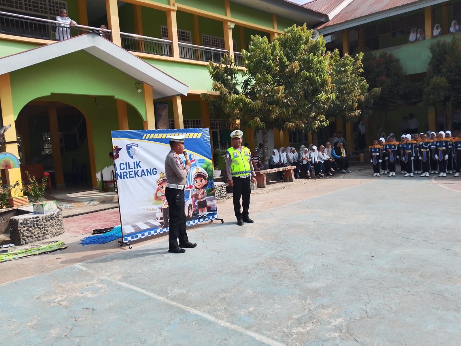 Kasatlantas Polres Enrekang Berikan Sosialisasi Tertib Berlalu lintas Pelajar SMPN 1 Enrekang.