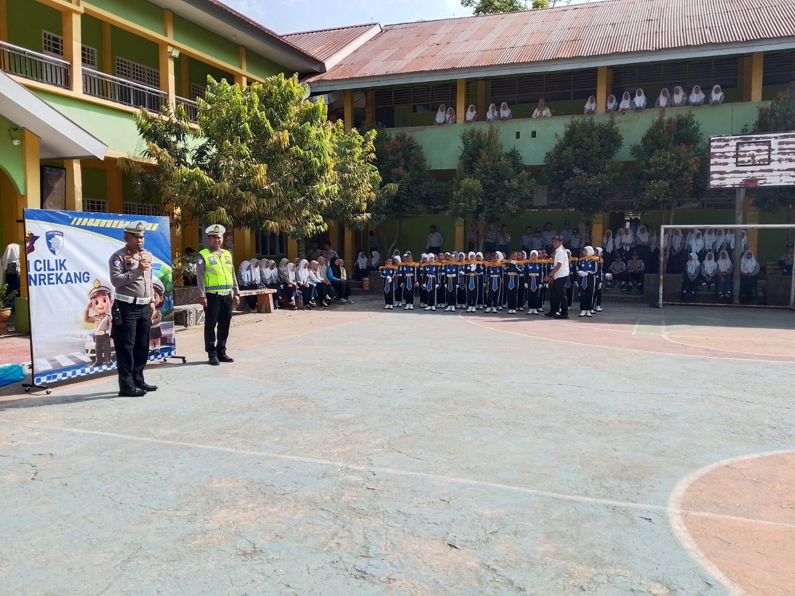 Kasatlantas Polres Enrekang Berikan Sosialisasi Tertib Berlalu lintas Pelajar SMPN 2 Enrekang.