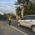 Personel Satlantas Polres Enrekang Laksanakan Pengaturan Rawan Sore  di Persimpangan Rawan Lakalantas.