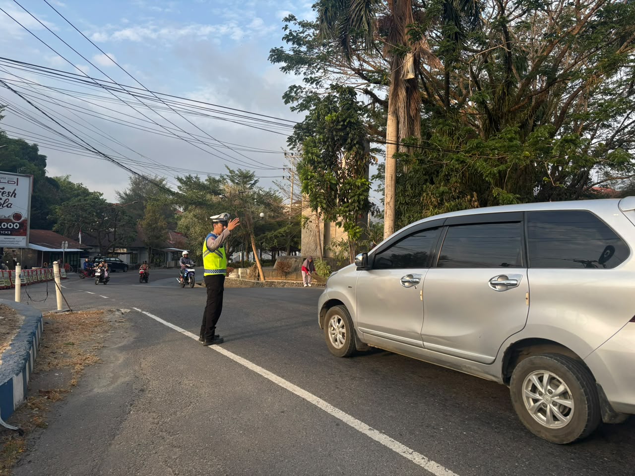 Personel Satlantas Polres Enrekang Laksanakan Pengaturan Rawan Sore  di Persimpangan Rawan Lakalantas.