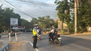 Pengaturan Dan Patroli Rutin Sore Hari: Personil Satlantas Polres Enrekang  Tingkatkan Keamanan Wilayah Hukum.
