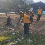 Personil Satlantas Polres Enrekang Laksanakan Bersih-Bersih Di Area GOR Kukku.
