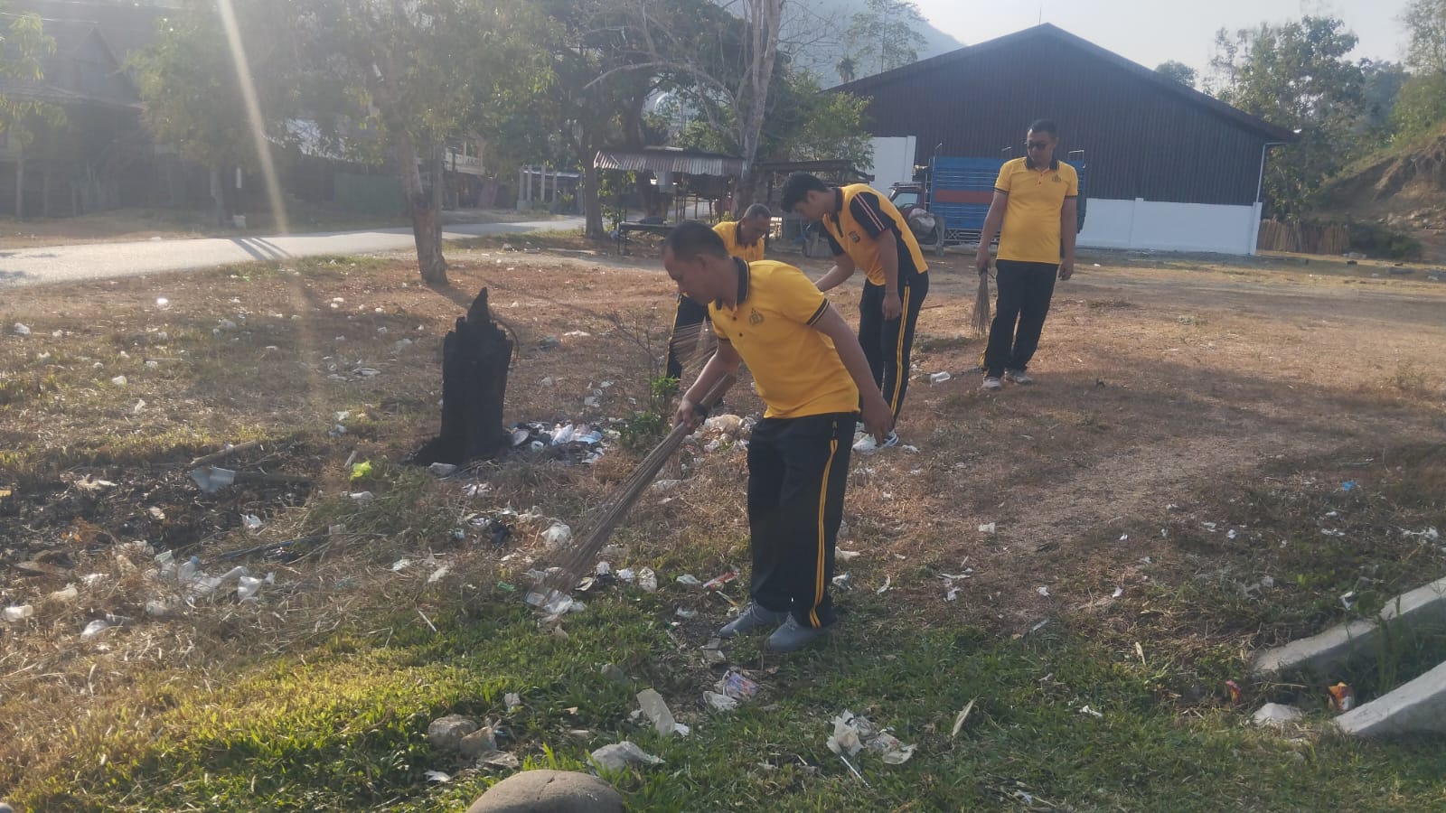 Personil Satlantas Polres Enrekang Laksanakan Bersih-Bersih Di Area GOR Kukku.