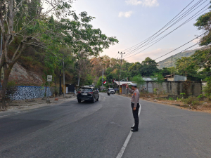 Satlantas Polres Enrekang Rutin Atur Lalu Lintas Saat Pagi Hari.