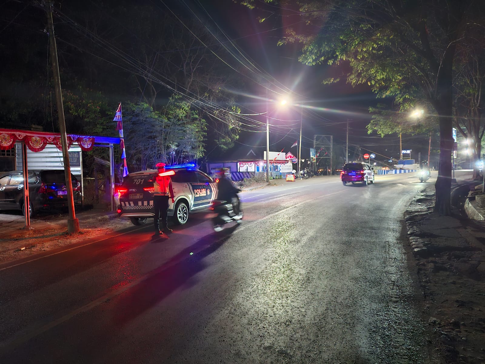 Ketika Malam Terlelap, Lampu Biru Satlantas Polres Enrekang Tetap Menyala untuk Keselamatan