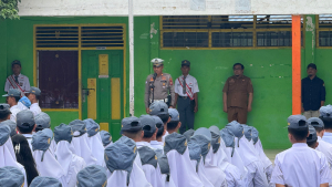 Kasatlantas Polres Enrekang selaku Inspektur Upacara di SMA Negeri 2 Enrekang