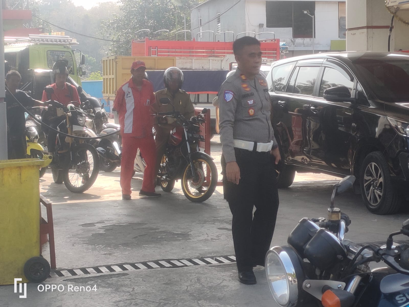 Sat Lantas Polres Enrekang Sigap Urai Kemacetan di Area SPBU Massemba Saat Pengisian BBM.