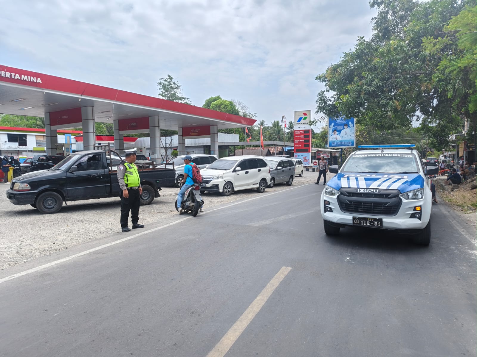 Pengaturan Lalin di Area SPBU Massemba, Satlantas Polres Enrekang. Ini Tujuannya.