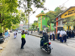Personil Satlantas Enrekang melaksanakan Pengamanan Arus lalu lintas Di Depan SMPN.1 Enrekang.