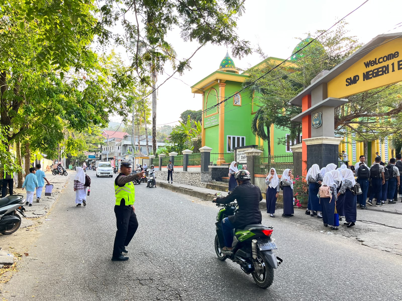Personil Satlantas Enrekang melaksanakan Pengamanan Arus lalu lintas Di Depan SMPN.1 Enrekang.